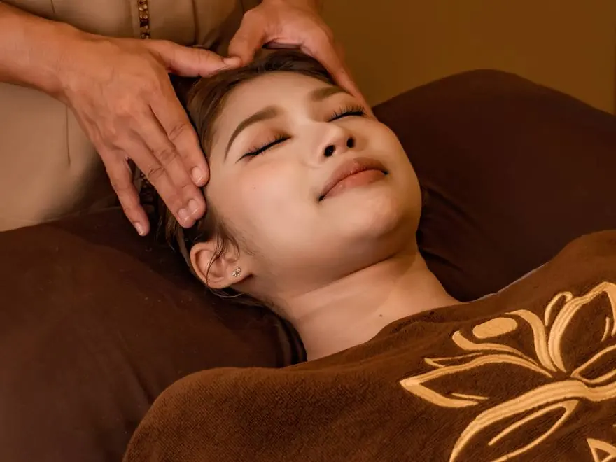 การนวดศีรษะและสปาเส้นผมในคอร์ส Deep Calm Head & Hair Spa